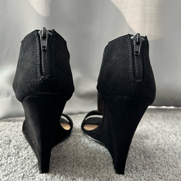 Just Fab Faux Suede Wedge Sandals, Black, Size 7.5 - Picture 3 of 6